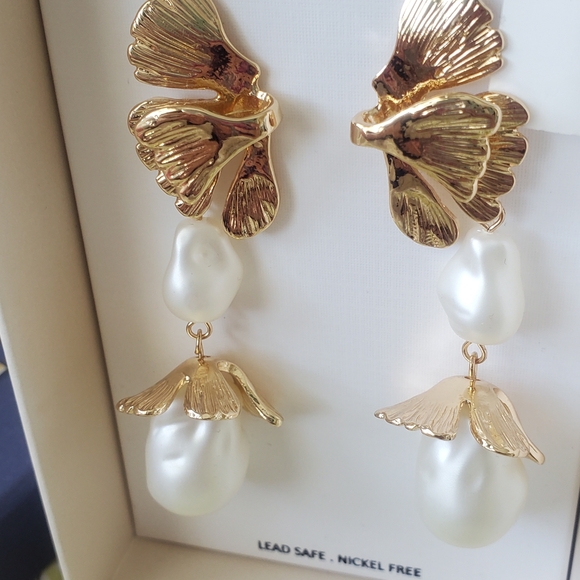 Avant Garde STATEMENT EARRINGS SET Pearl and Gold-toned Jewlery SET! - LEAD FREE - Picture 7 of 7